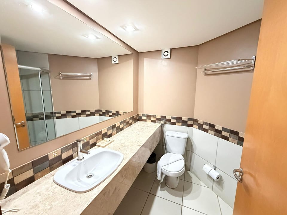 APTO 605 | Bathroom | Shower, towels