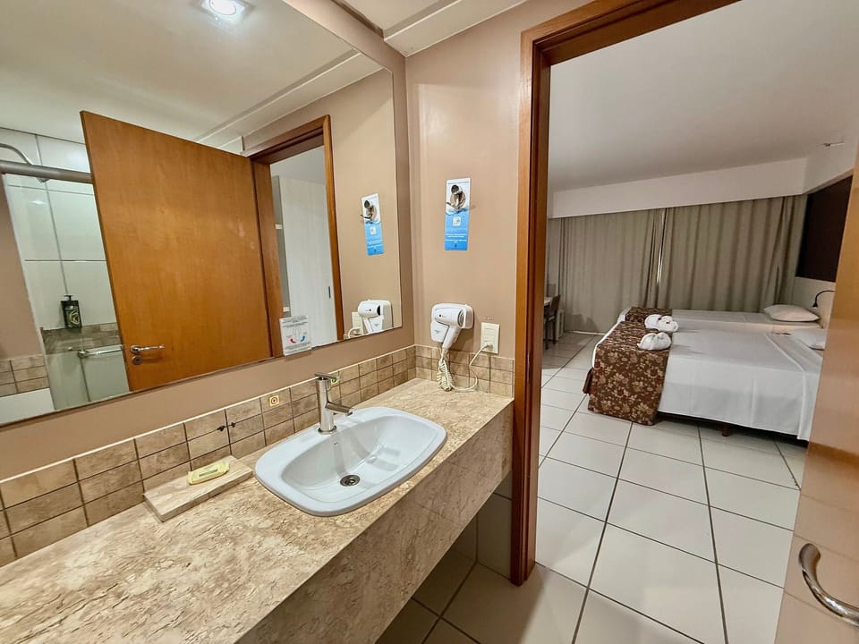 Basic Apartment | Bathroom | Shower, towels