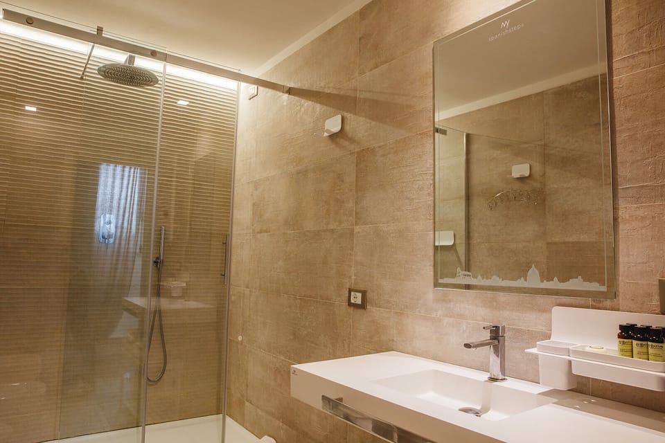 Shower, rainfall showerhead, free toiletries, hair dryer
