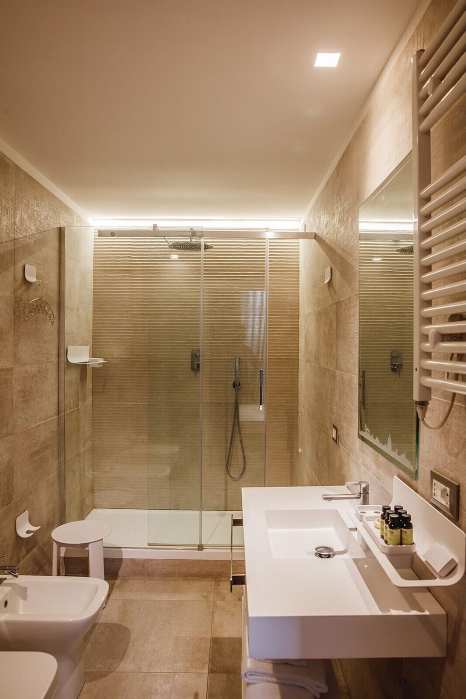 Shower, rainfall showerhead, free toiletries, hair dryer