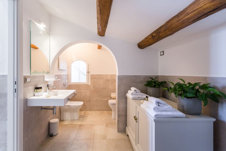Shower, rainfall showerhead, free toiletries, hair dryer