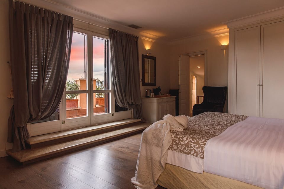 Hypo-allergenic bedding, free minibar, in-room safe, desk