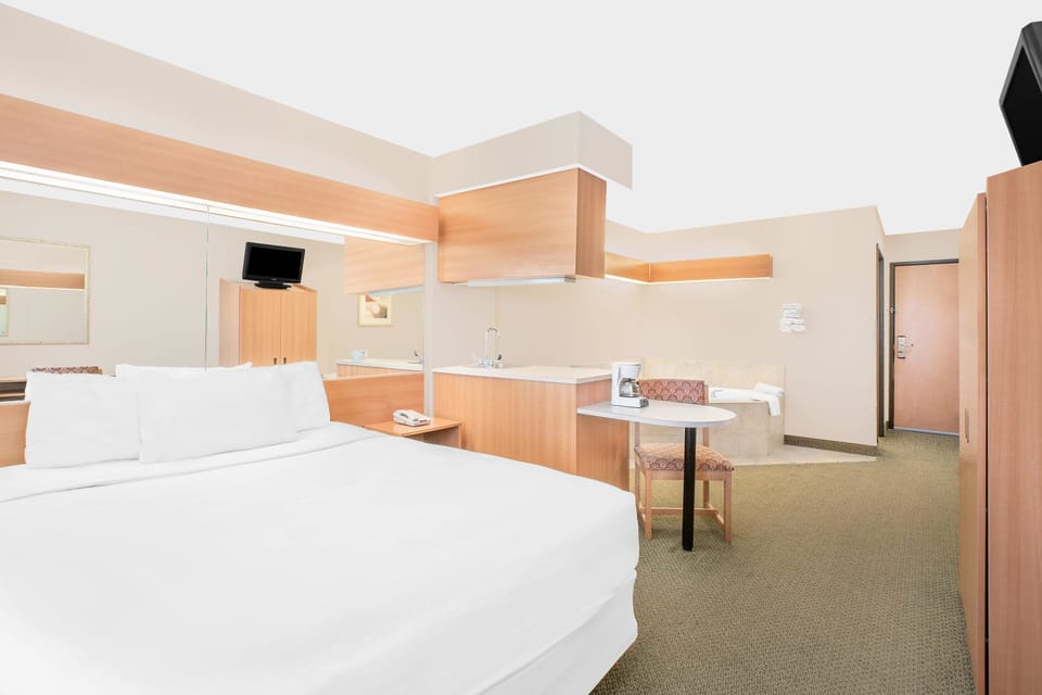 Studio Suite, 1 Queen Bed, Non Smoking | Premium bedding, in-room safe, desk, blackout drapes