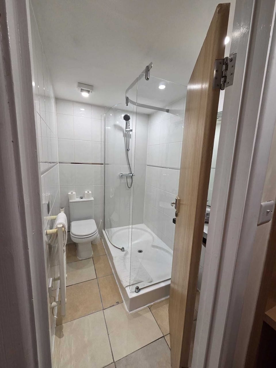 Standard Double Room | Bathroom | Shower, free toiletries, hair dryer, towels