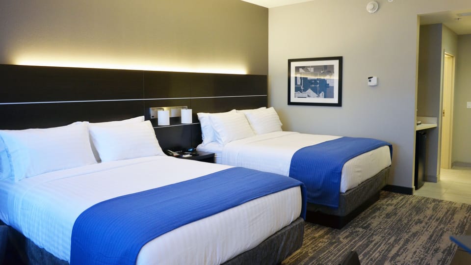 Premium bedding, in-room safe, desk, laptop workspace