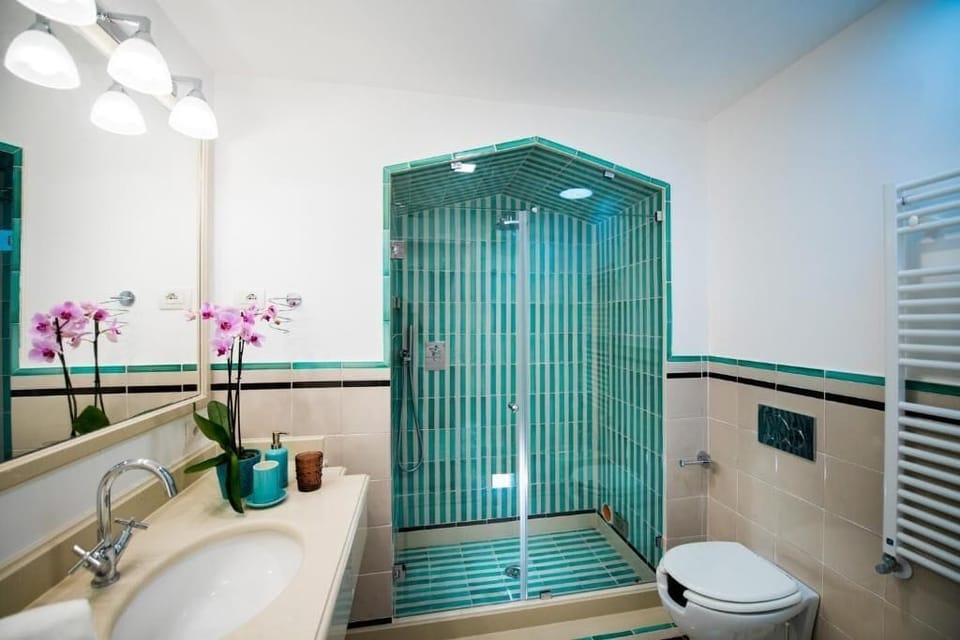 Camera Deluxe, vista mare, edificio separato | Bathroom | Separate tub and shower, rainfall showerhead, free toiletries