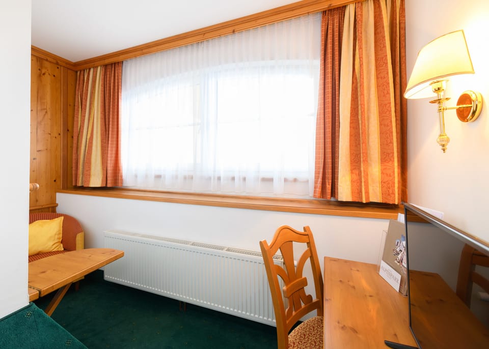 Single Room ("Seefeld" - Haus Dreitorspitze) | Living area | 32-inch flat-screen TV with cable channels, TV