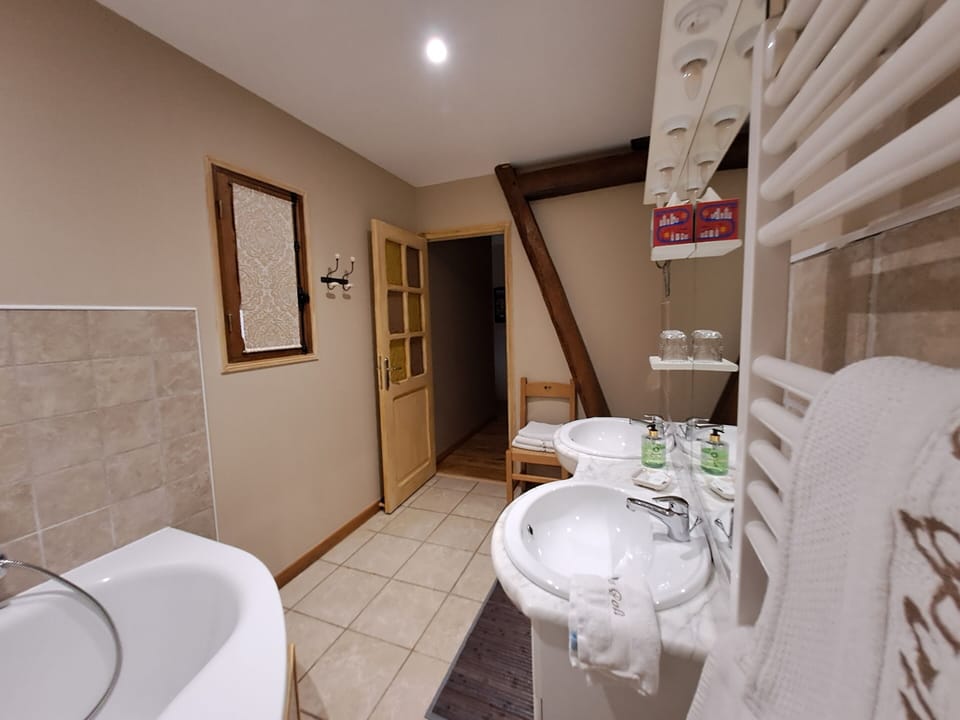 Luxury Suite, Private Bathroom (Montignassienne ) | Bathroom