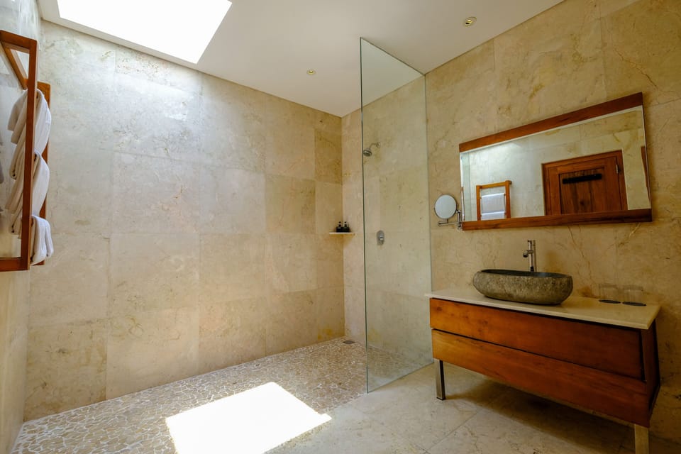Shower, rainfall showerhead, free toiletries, hair dryer