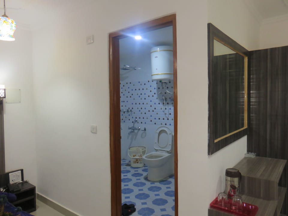 Deluxe Double Room, 1 Bedroom | Bathroom | Shower, free toiletries, bidet, towels