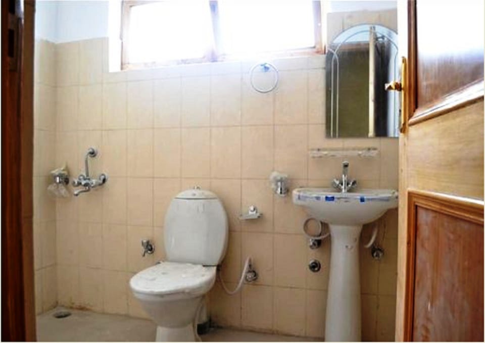 Standard Double Room, 1 Bedroom, Mountain View, Mountainside | Bathroom | Shower, free toiletries, slippers, towels