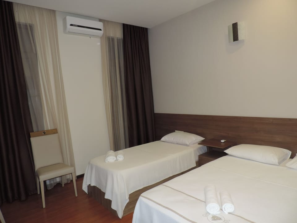 In-room safe, soundproofing, iron/ironing board, free WiFi