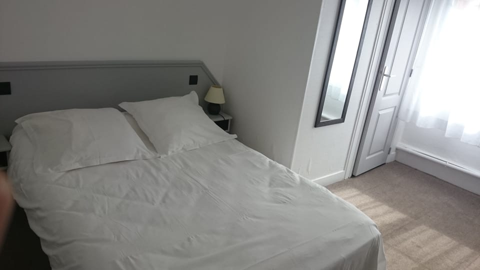 Standard Double Room | Desk, free WiFi, bed sheets