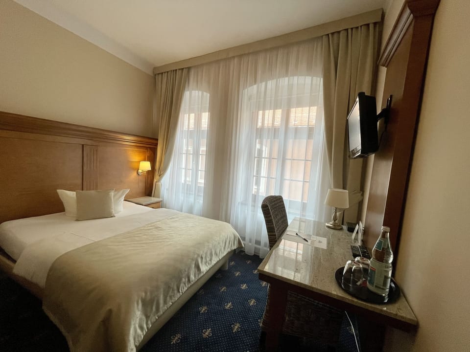 Single Room Guesthouse,50m away from the main bulding | Premium bedding, in-room safe, desk, soundproofing