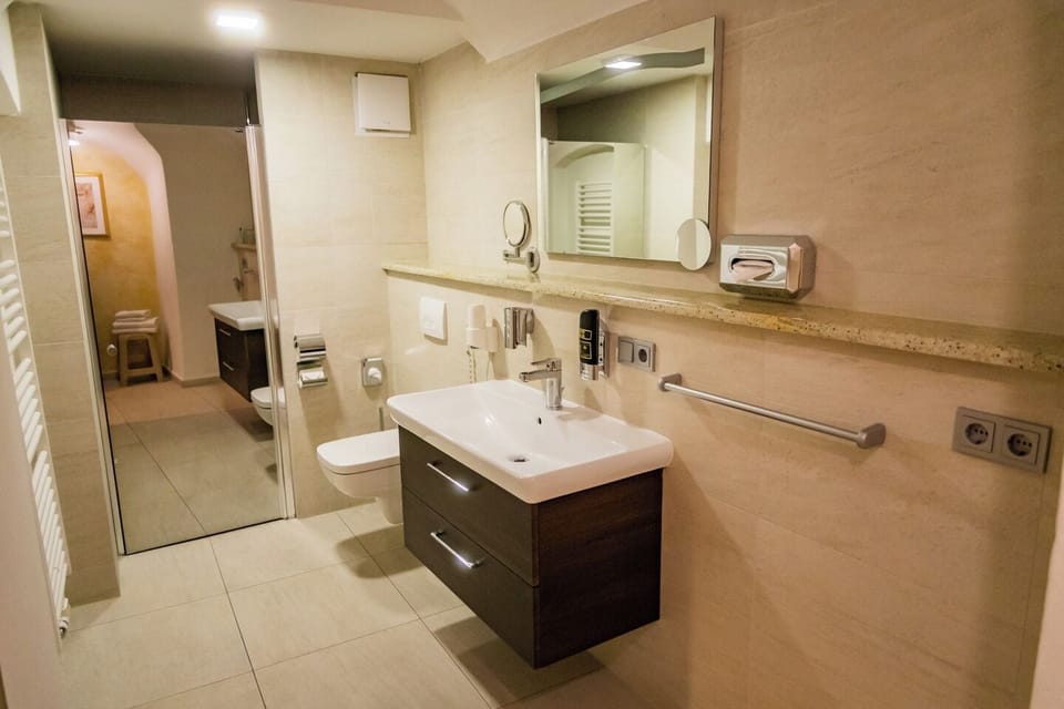 Double Room | Bathroom | Shower, free toiletries, hair dryer, towels