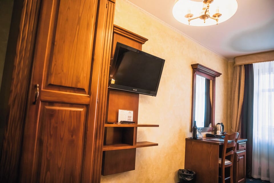Single Room | Living area | Flat-screen TV
