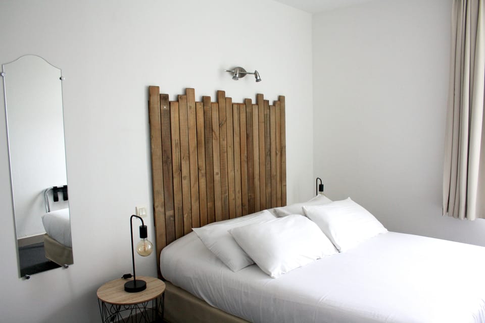 Double Room, Sea View | In-room safe, soundproofing, iron/ironing board, rollaway beds