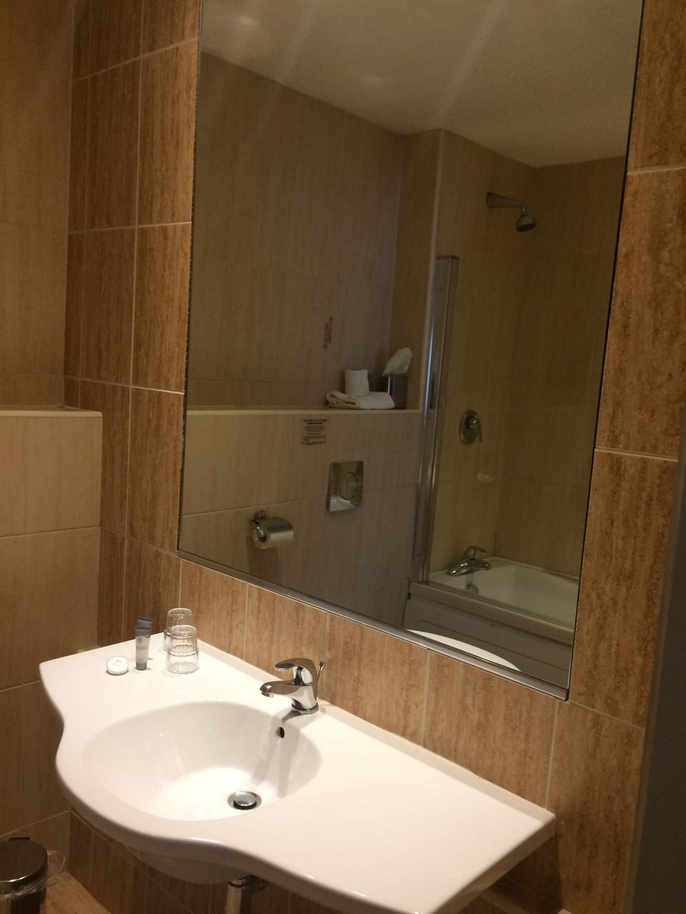 Deluxe King/ Twin | Bathroom | Combined shower/tub, free toiletries, towels