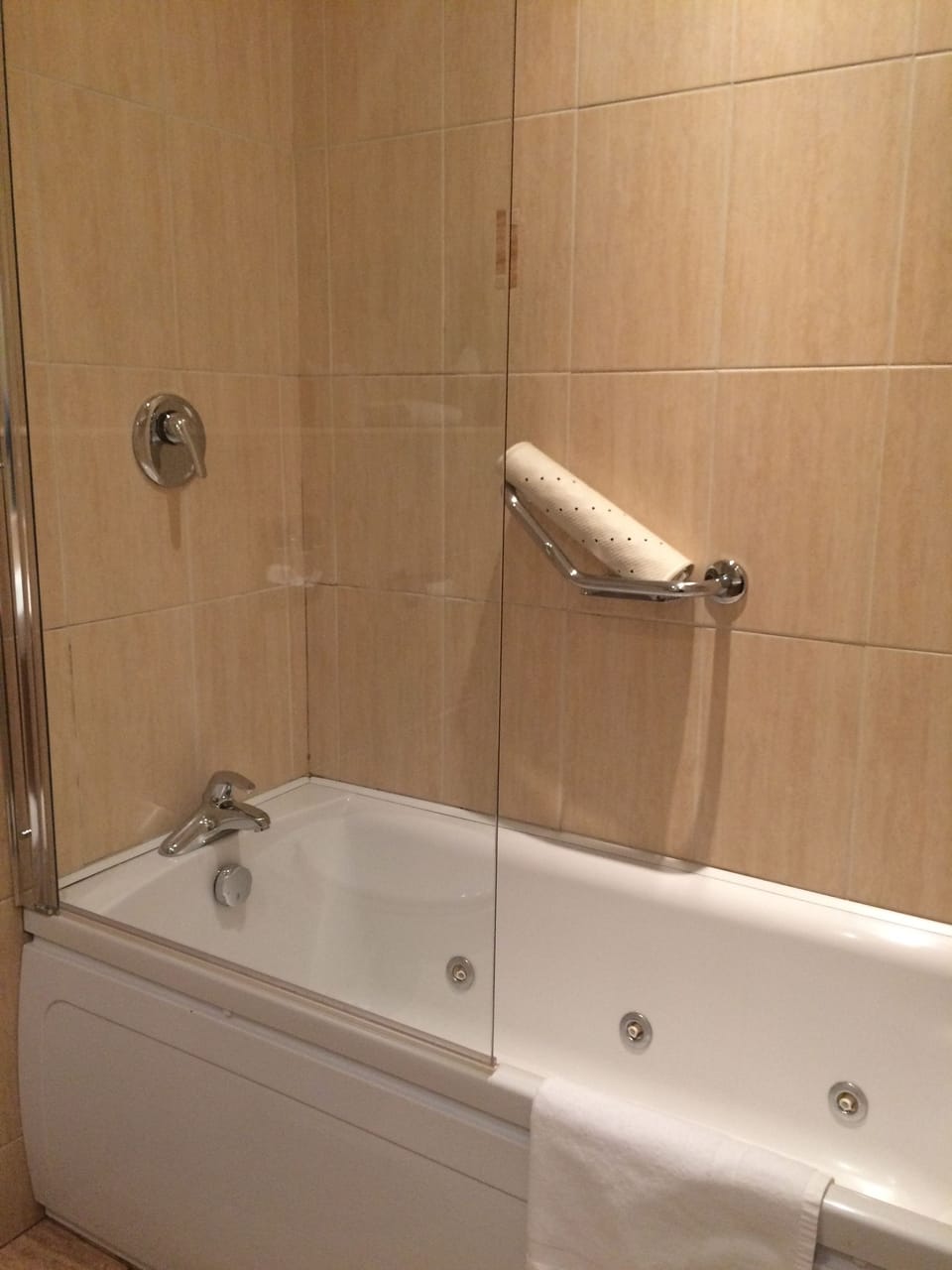 Deluxe King/ Twin | Bathroom | Combined shower/tub, free toiletries, towels