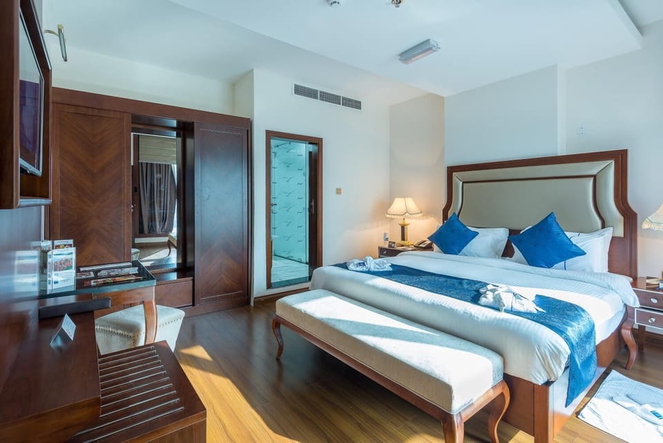 Suite, 1 King Bed, Bathtub | Premium bedding, minibar, in-room safe, desk
