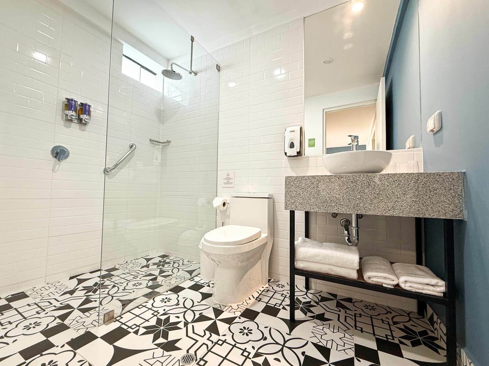 Exclusive Room, 1 Queen Bed | Bathroom | Shower, hair dryer, towels, soap