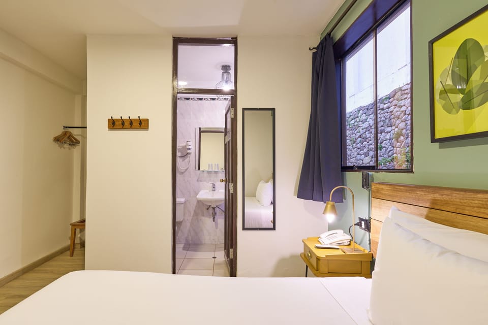 Traditional Single Room, 1 Double Bed | In-room safe, desk, laptop workspace, soundproofing