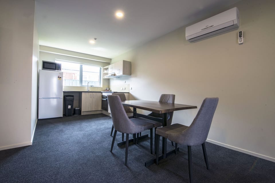 1 bedroom, Egyptian cotton sheets, premium bedding, Select Comfort beds