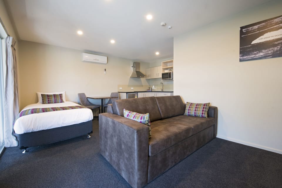 1 bedroom, Egyptian cotton sheets, premium bedding, Select Comfort beds