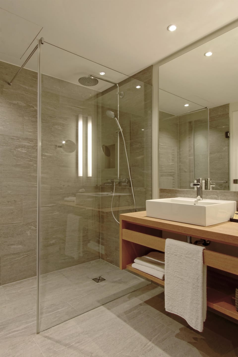 YARD "Medium" | Bathroom | Shower, rainfall showerhead, free toiletries, hair dryer