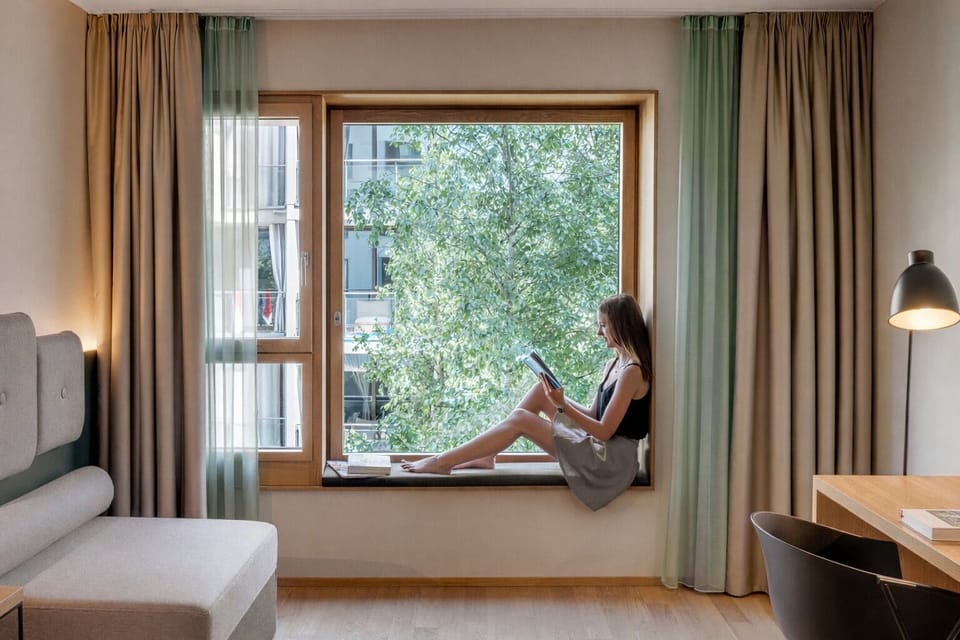 YARD "Medium" | Premium bedding, in-room safe, desk, laptop workspace