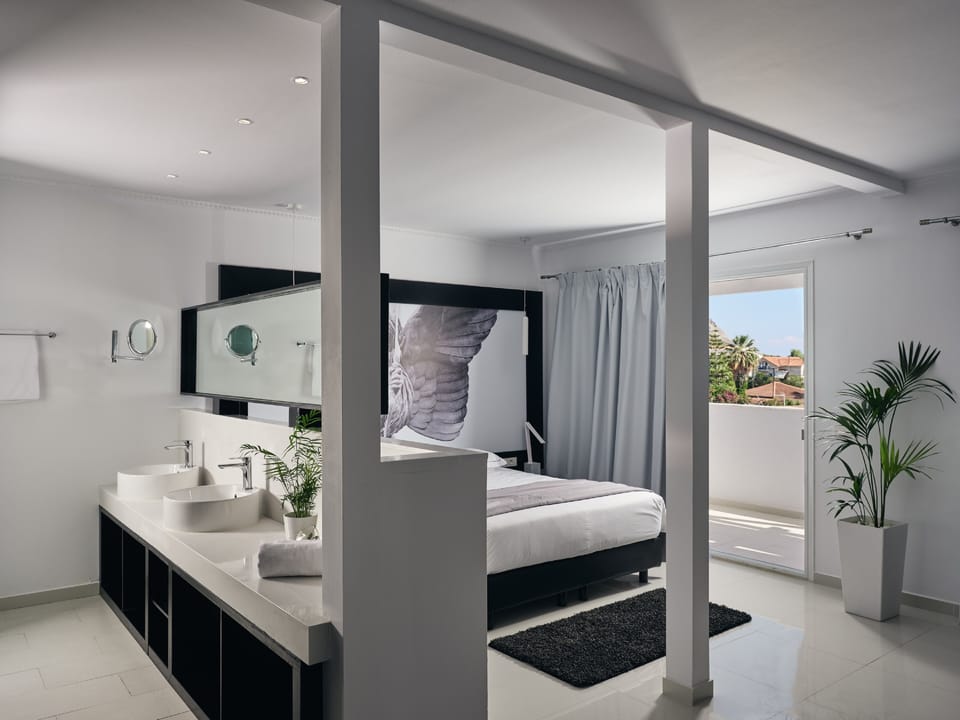 Superior Suite, Hot Tub | Bathroom | Free toiletries, hair dryer, slippers, towels