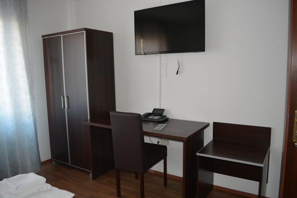 Desk, soundproofing, free cribs/infant beds, rollaway beds
