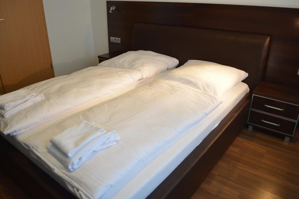 Desk, soundproofing, free cribs/infant beds, rollaway beds