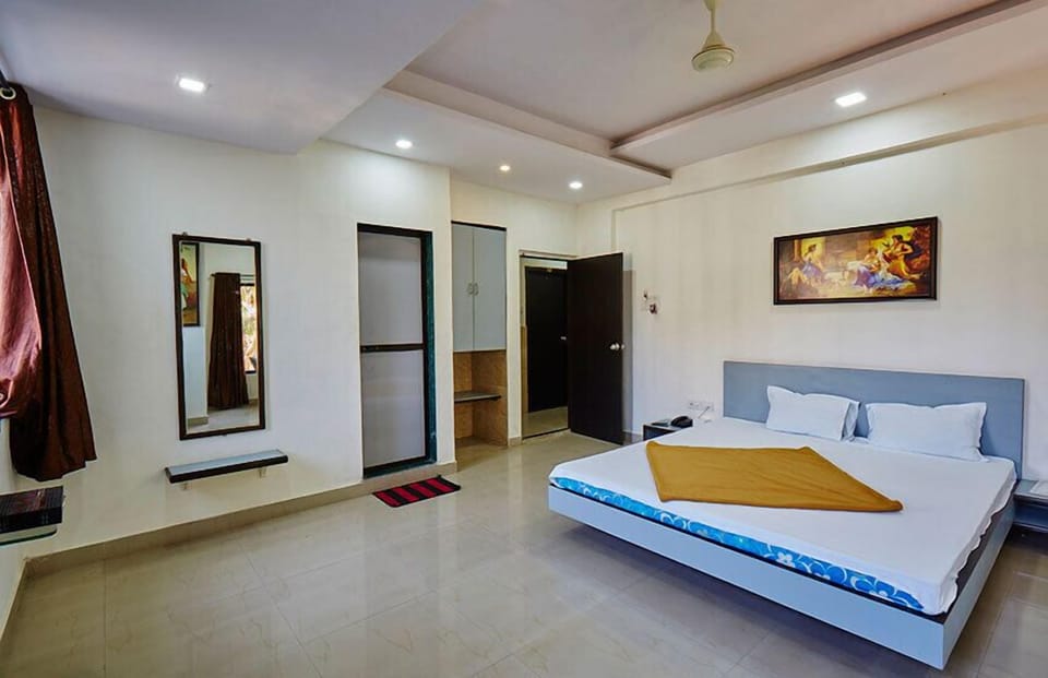 Desk, soundproofing, rollaway beds (surcharge), WiFi (free)