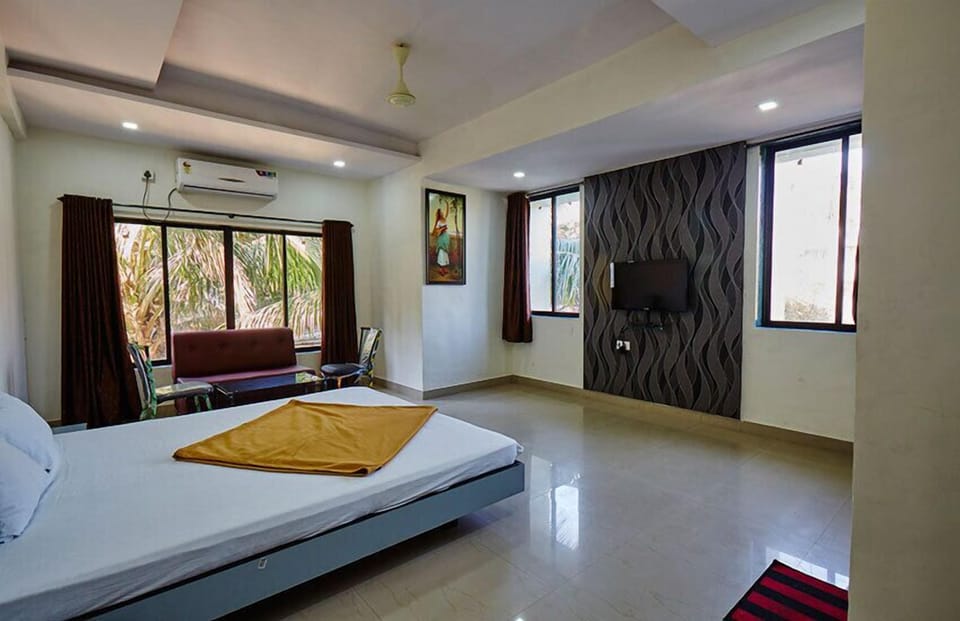 Desk, soundproofing, rollaway beds (surcharge), WiFi (free)