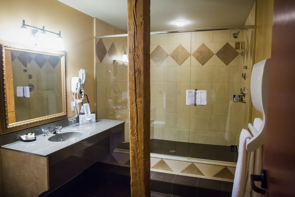 Signature Room, 1 King Bed | Bathroom sink