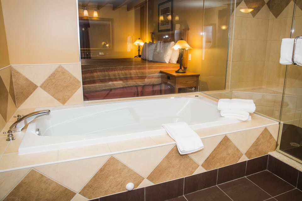 Signature Room, 1 King Bed | Deep soaking bathtub