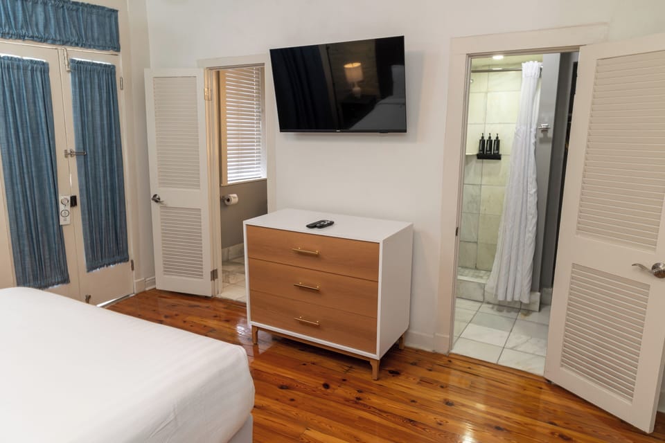 Deluxe Room, 1 Queen Bed | Premium bedding, down comforters, pillowtop beds, individually decorated