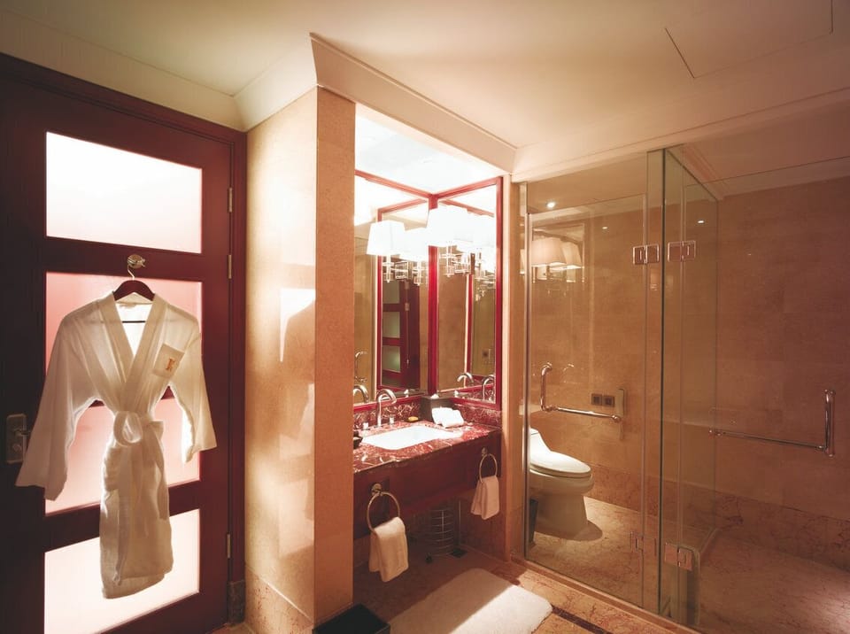 Superior Suite | Bathroom | Shower, free toiletries, hair dryer, bathrobes