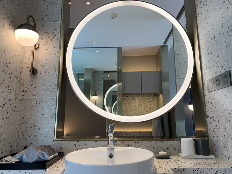 Yuexiang Street View King Room | Bathroom | Separate tub and shower, deep soaking tub, rainfall showerhead