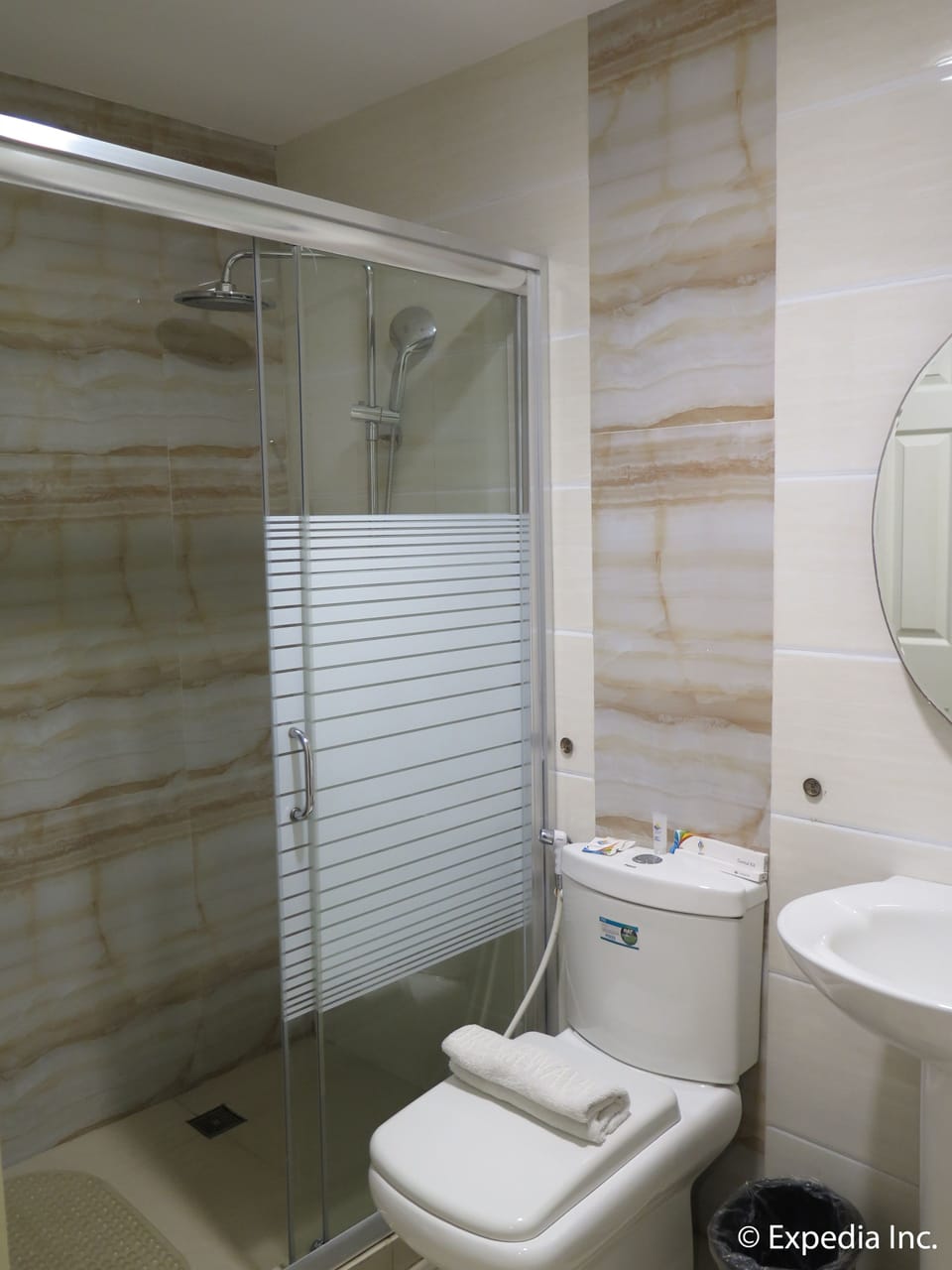 Superior Room | Bathroom | Shower, free toiletries, slippers, bidet