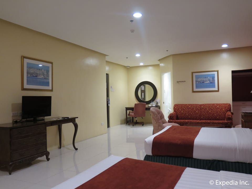 Deluxe Double Room | Minibar, desk, bed sheets