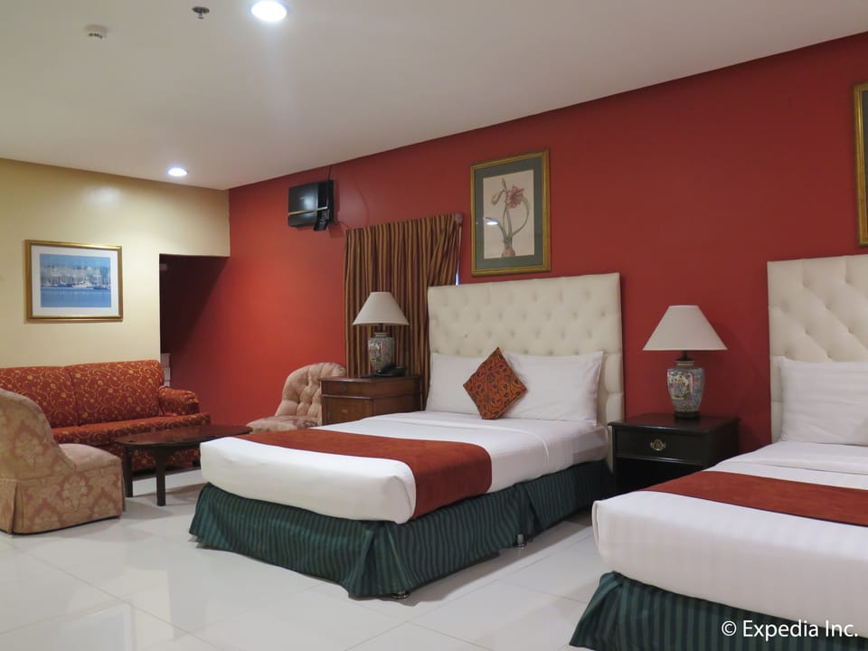 Deluxe Double Room | Minibar, desk, bed sheets
