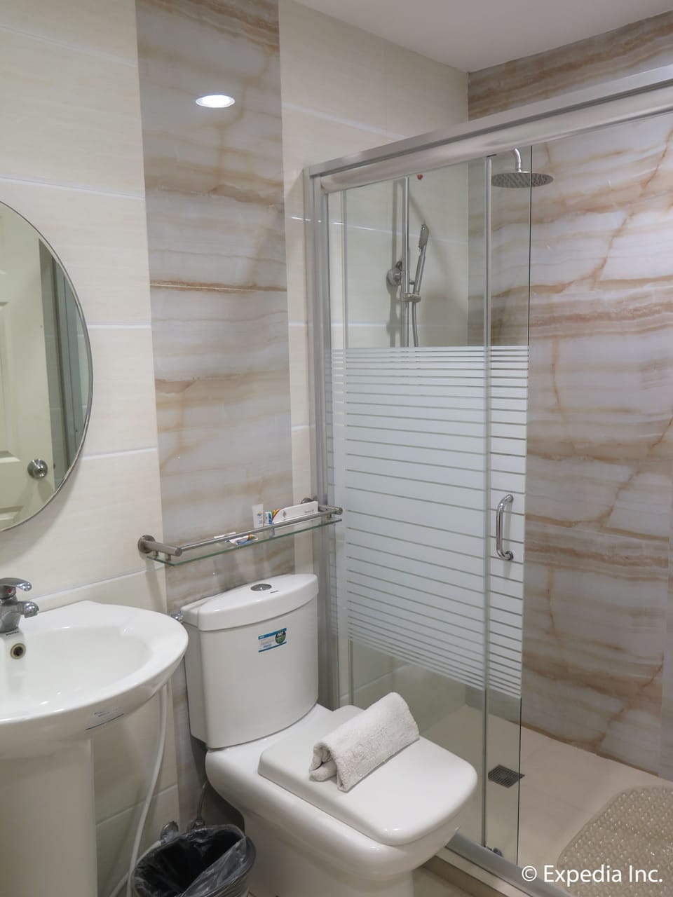 Shower, free toiletries, slippers, bidet