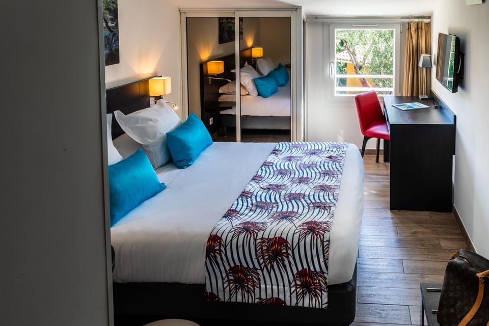 Classic Room | Premium bedding, in-room safe, desk, iron/ironing board