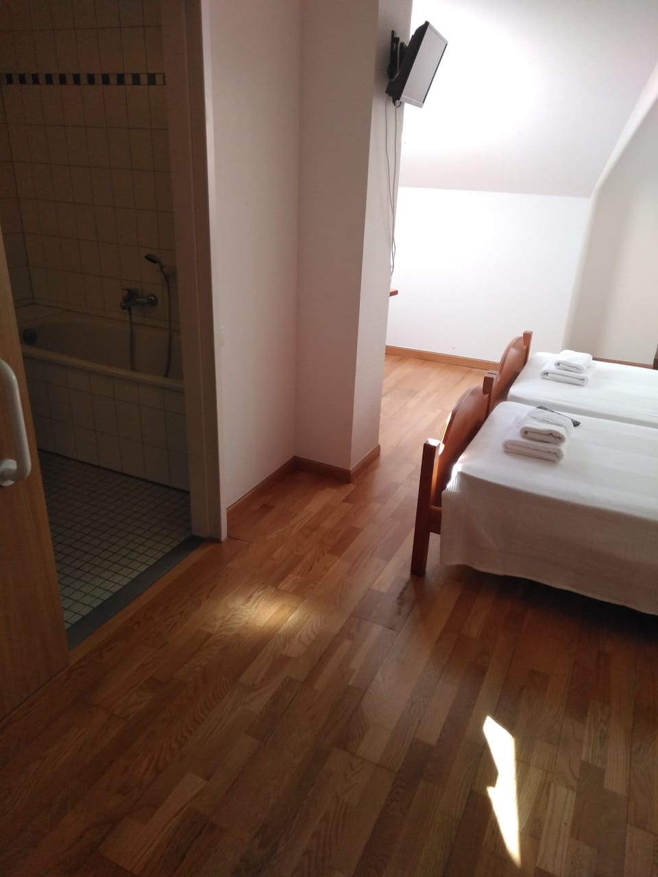 Traditional Double Room, Accessible | Desk, free WiFi, bed sheets