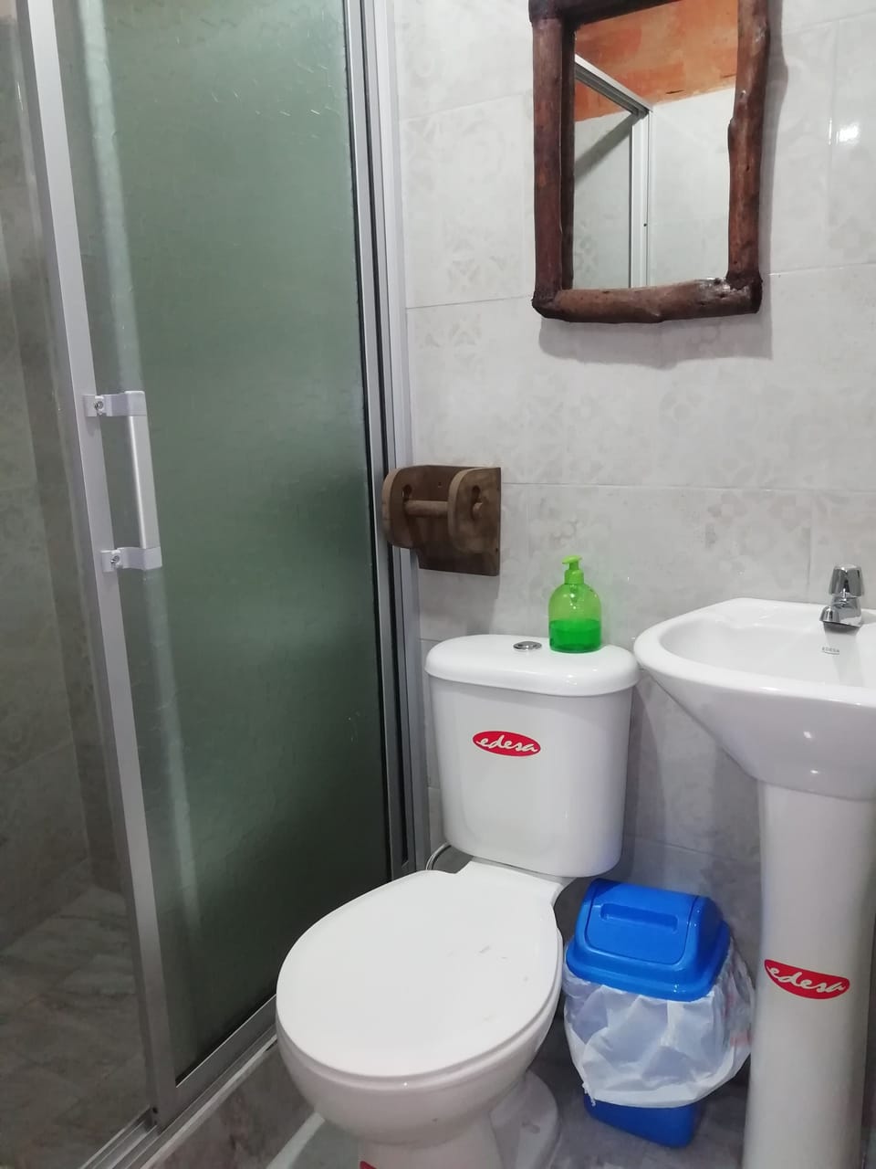 Standard Twin Room | Bathroom | Shower, rainfall showerhead, free toiletries, towels