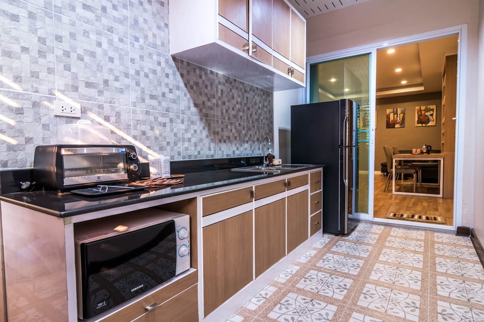 Cozy Suite with Kitchenette | In-room safe, desk, free WiFi, bed sheets