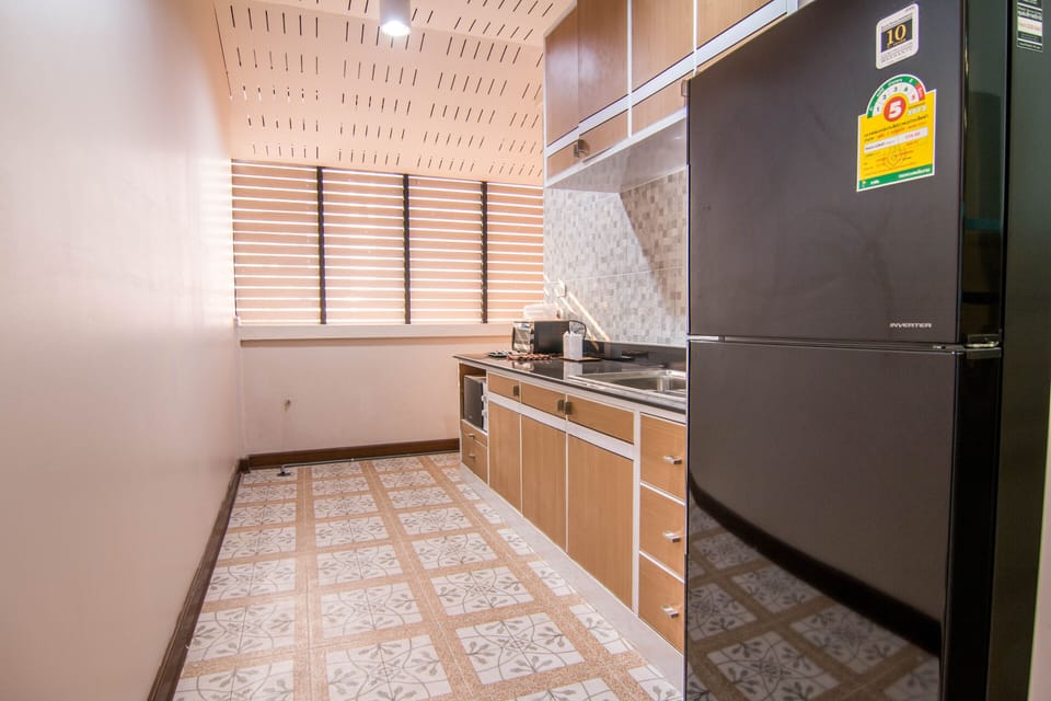 Cozy Suite with Kitchenette | In-room safe, desk, free WiFi, bed sheets