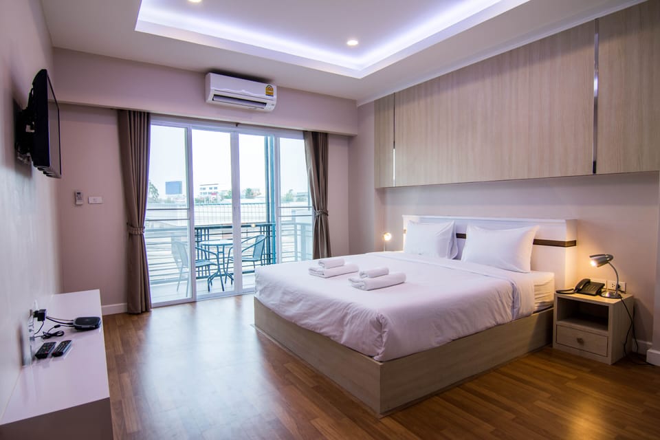 Cozy Suite with Kitchenette | In-room safe, desk, free WiFi, bed sheets